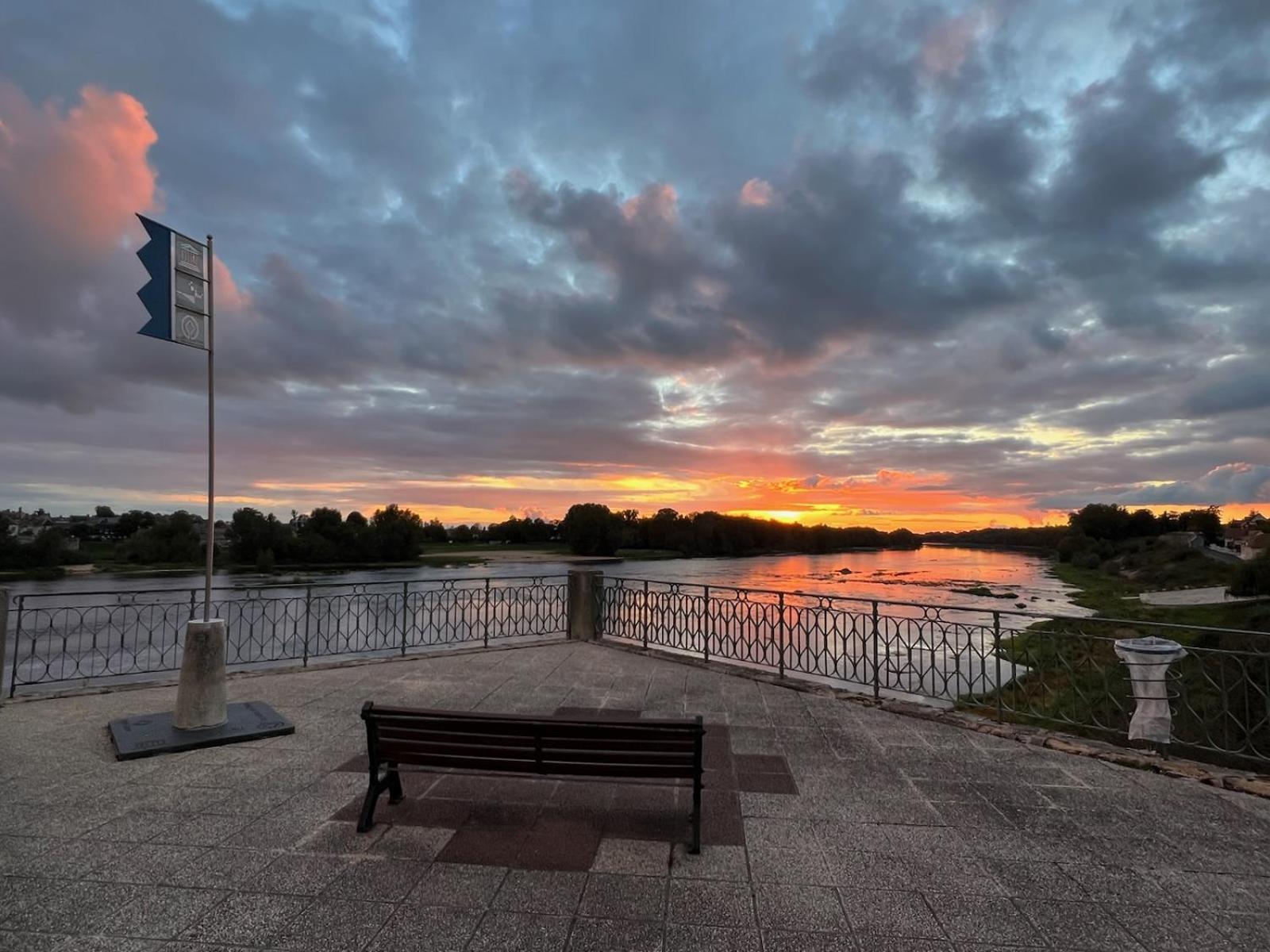 La Vue Loire Maison Saint-Denis-de lʼHôtel Zewnętrze zdjęcie